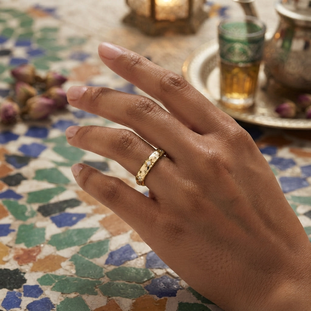 NOVA - Bague Dôme Doré Étoiles Scintillantes - Acier Inoxydable