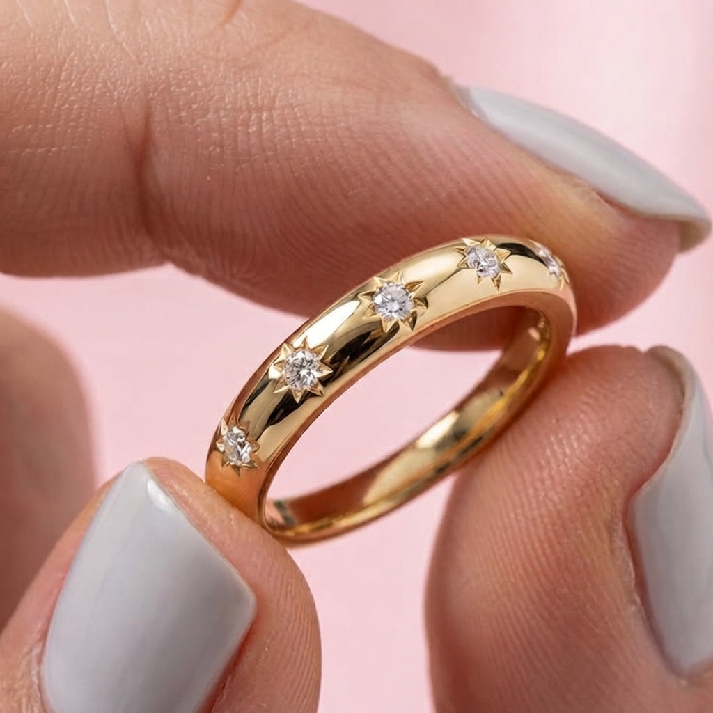 NOVA - Bague Dôme Doré Étoiles Scintillantes - Acier Inoxydable